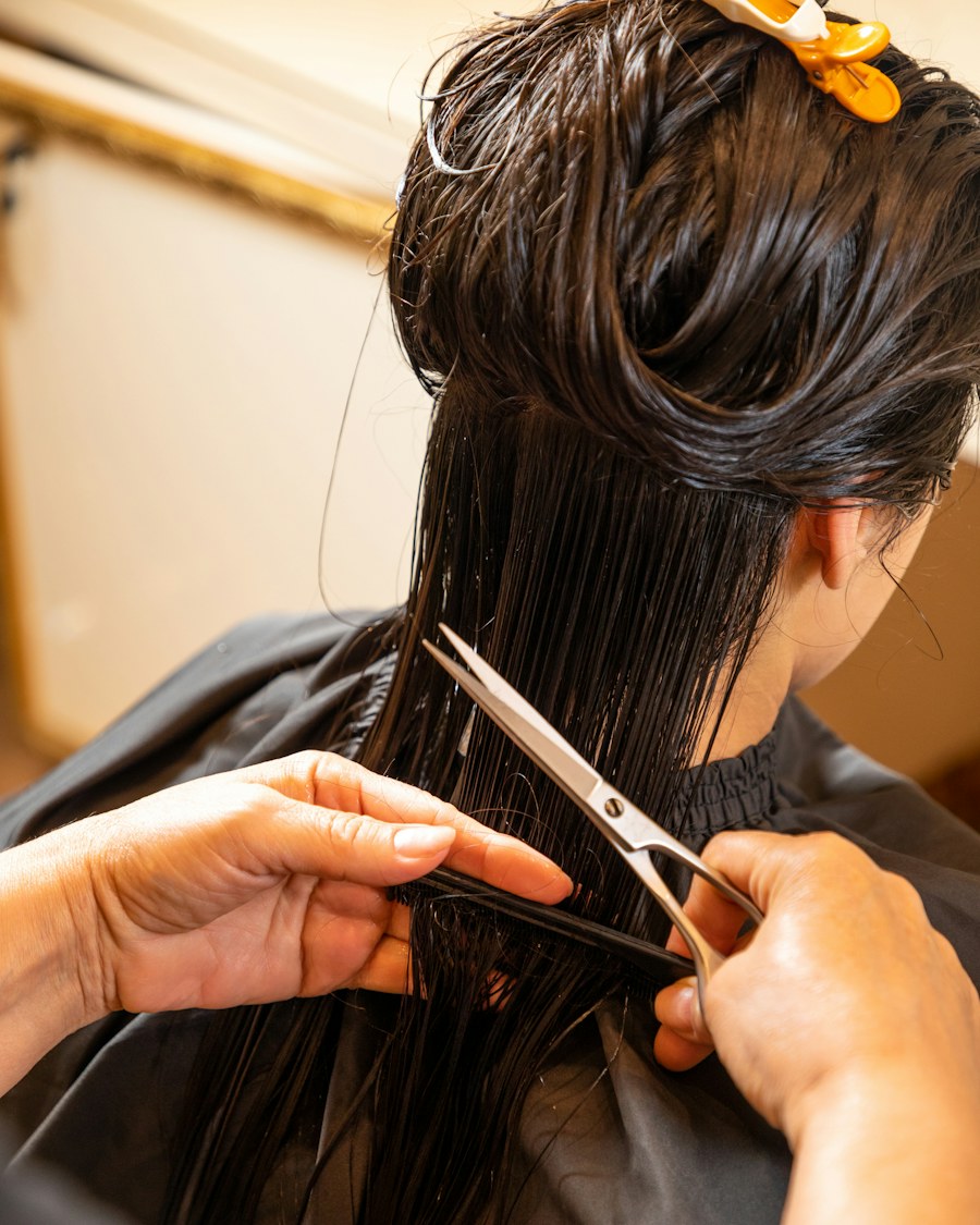 Präziser Haarschnitt im Salon