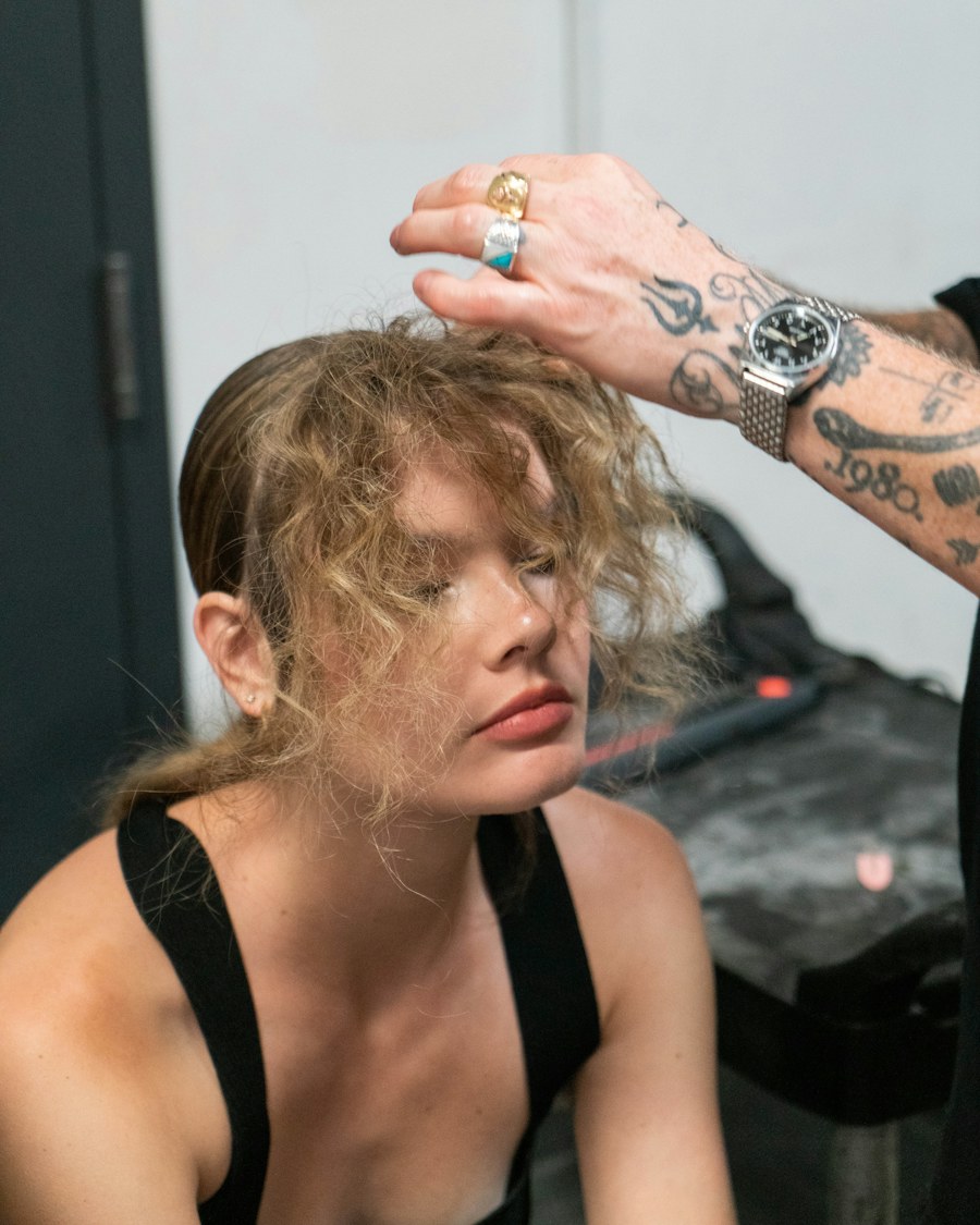 Stylist bei der Arbeit an lockigem Haar